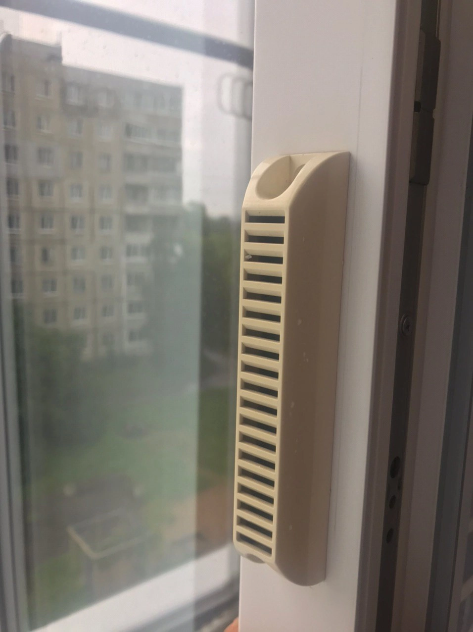 Установка системы вентиляции на окна 